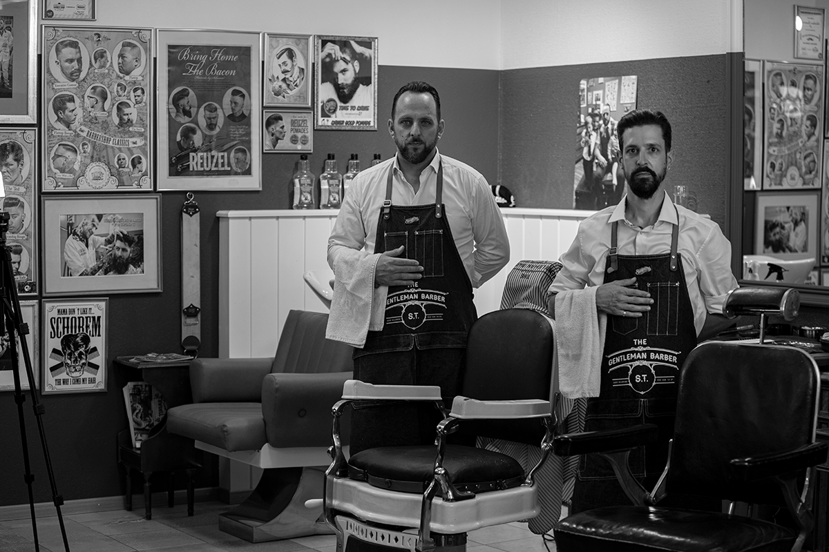 Chez le Gentleman Barber, et bien, on coupe, on soigne et on rase les barbes et les cheveux tous styles confondus ! Dans une ambiance inspirée des ...